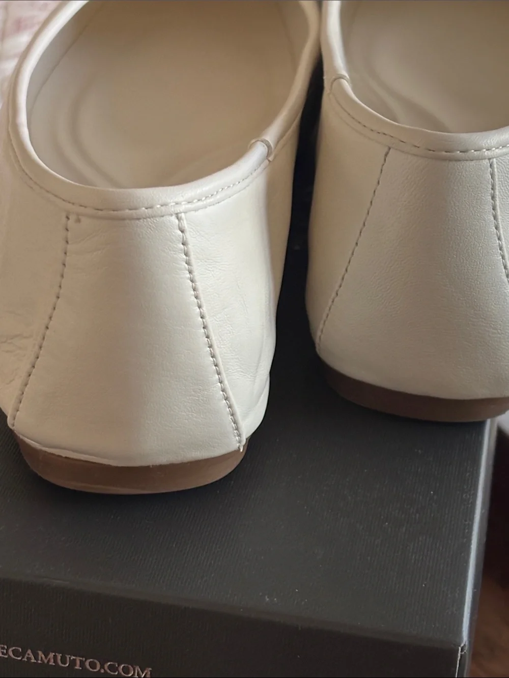 Vince Camuto Ivory Leather VIRNA Flats with Gold Hardware SZ 10M (Like New)